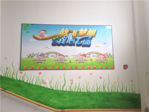 福利院內(nèi)張貼畫 (曾敉密 攝）