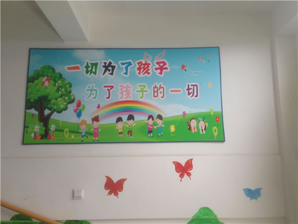 福利院內(nèi)張貼畫 (曾敉密 攝）